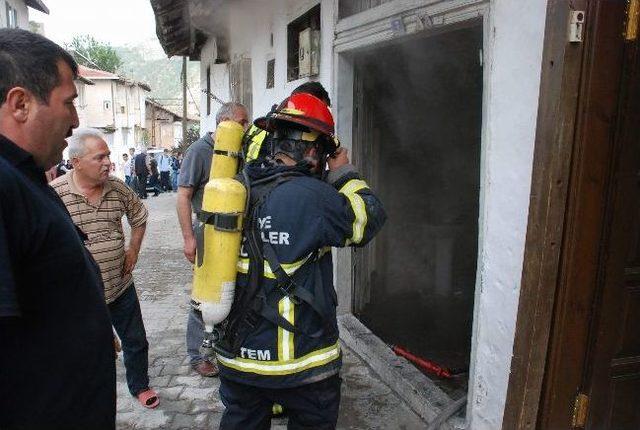 Tokat’ta Ahşap Ev Yangını Ucuz Atlatıldı