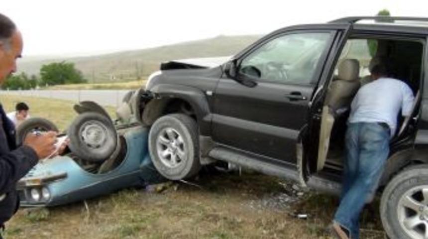 Cip Otomobili Ezdi: 2 Yaralı