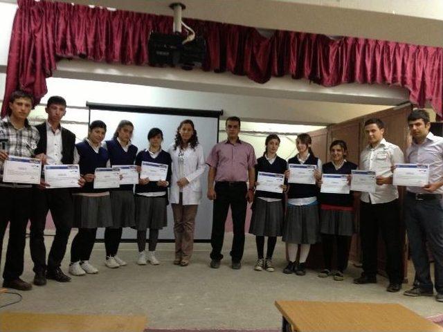 &Ccedil;iğdemli &Ccedil;pl &Ccedil;ocuk Gelişimi B&ouml;l&uuml;m &Ouml;ğrencileri Sertifikalarını Aldı 1