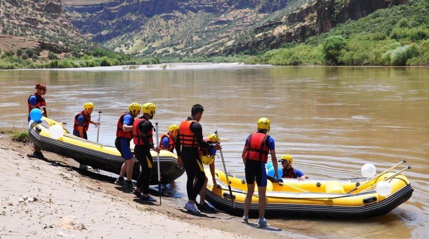 Vali &Ouml;zkan, Muş&rsquo;un Rafting Ekibini Ağırladı
