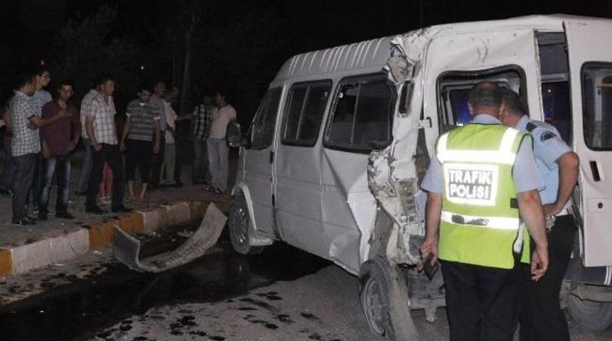 Denizli'de &Uuml;&ccedil; Ara&ccedil; Birbirine Girdi