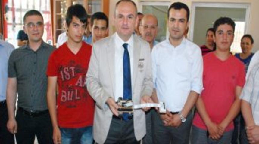 Meslek Lisesi &Ouml;ğrencileri Kazaları Azaltacak Insansız Araba Yaptı