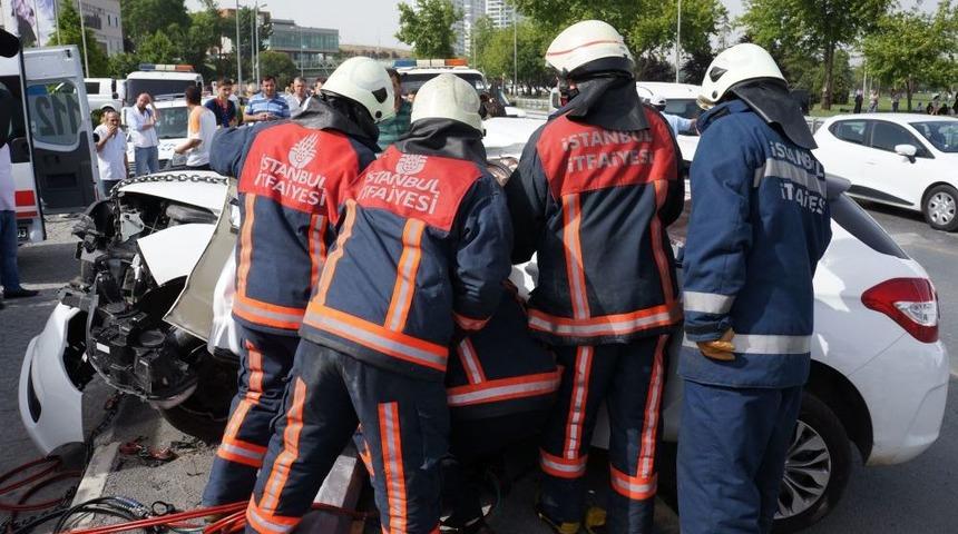 Otomobilde Sıkışan S&uuml;r&uuml;c&uuml;y&uuml; Itfaiye Kurtardı