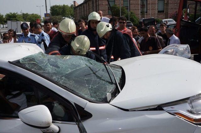 Otomobilde Sıkışan Sürücüyü Itfaiye Kurtardı