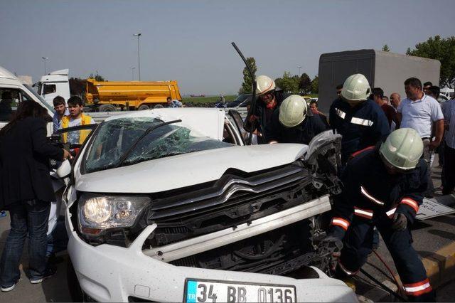 Otomobilde Sıkışan Sürücüyü Itfaiye Kurtardı