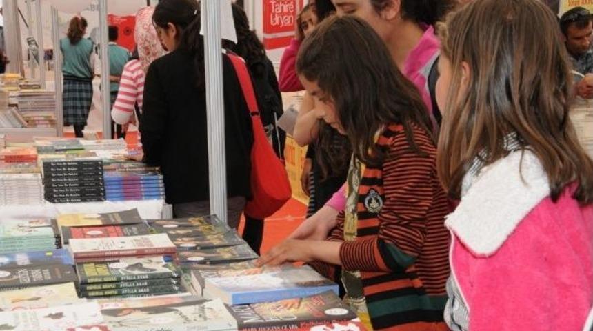 &Ouml;ğrencilerden Van Kitap Fuarı'na Yoğun İlgi