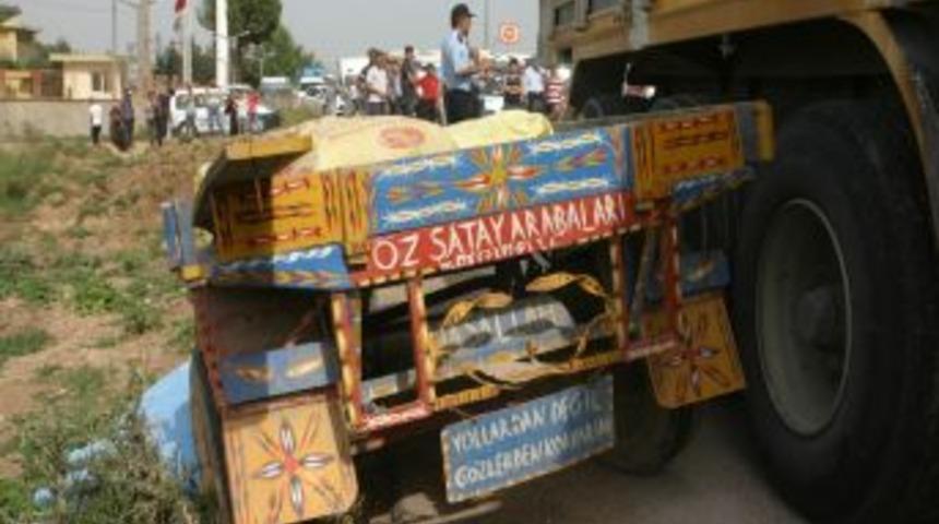 TIR At Arabasına &Ccedil;arptı: 2 Kadın &Ouml;ld&uuml;, 1 Gen&ccedil; Kız Ağır Yaralandı