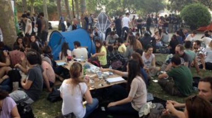 Gezi Parkı&rsquo;ndaki Bekleyiş S&uuml;r&uuml;yor