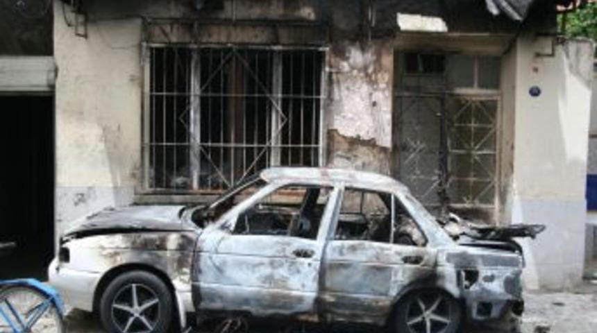 Taciz Iddiası Y&uuml;z&uuml;nden Arabasını Ve Evini Yaktılar