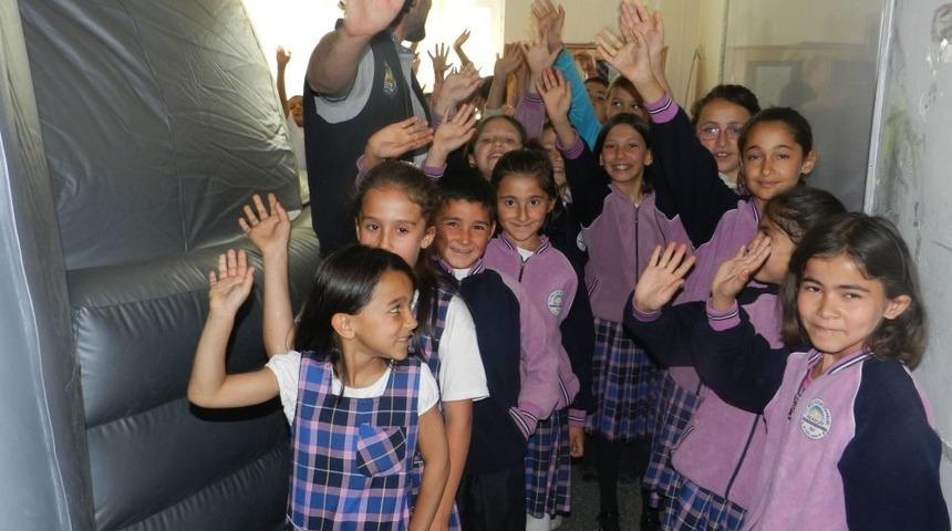 Bin 200 &Ouml;ğrenci Polis &Ccedil;adırında Evreni Keşfetti