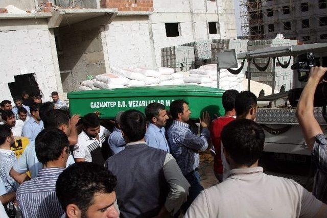 İnşaatın 7. Katından D&uuml;şen İş&ccedil;i &Ouml;ld&uuml; 2