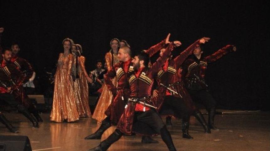 Aib&uuml;&rsquo;de Kafkas Dansı R&uuml;zgarı Esti