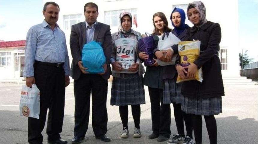 Liseli &Ouml;ğrenciler K&ouml;y Okulları İ&ccedil;in Kitap Topladı