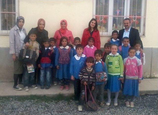 Liseli &Ouml;ğrenciler K&ouml;y Okulları İ&ccedil;in Kitap Topladı 1