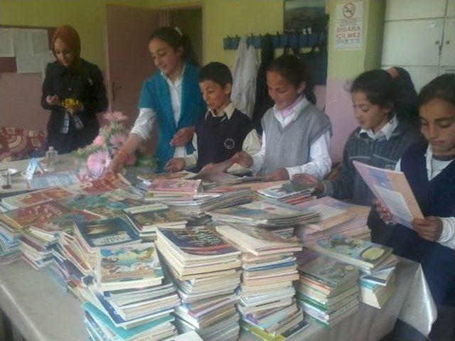 Liseli &Ouml;ğrenciler K&ouml;y Okulları İ&ccedil;in Kitap Topladı 2