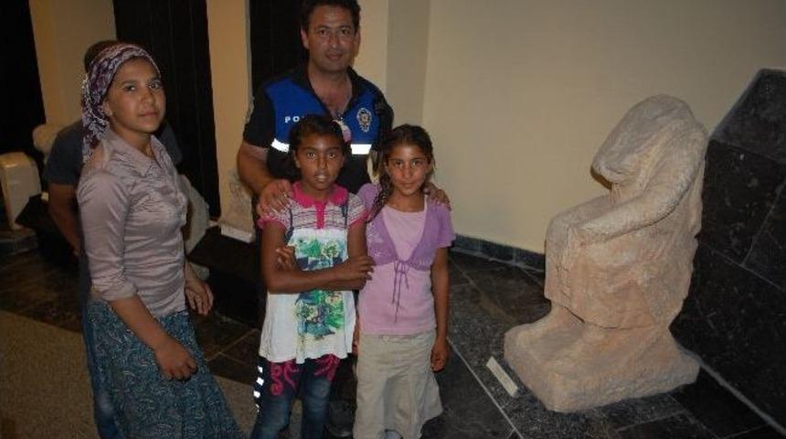 Polisler Tarım İş&ccedil;ilerinin &Ccedil;ocuklarını M&uuml;ze Ve Lunaparka G&ouml;t&uuml;rd&uuml;