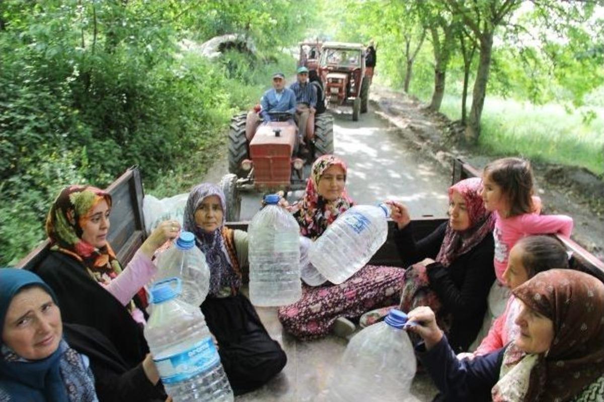 Trakt&ouml;r&uuml;n Direksiyonuna Ge&ccedil;en Kadınlardan Su Eylemi...(&ouml;zel Haber)