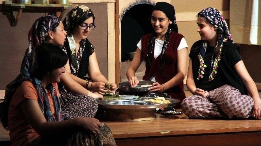 Drama Kul&uuml;b&uuml; &Ouml;ğrencilerinden Tiyatro G&ouml;sterisi