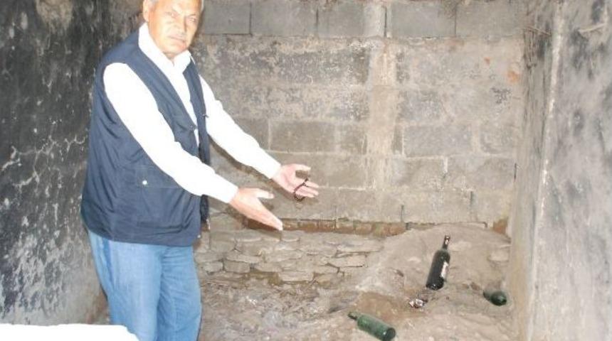 Torbalı'da Virane Ev Tehlike Sa&ccedil;ıyor