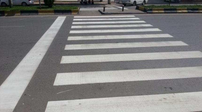 Asfaltlanan Yollara Yaya Ge&ccedil;idi Ve Yol &Ccedil;izgileri &Ccedil;ekiliyor