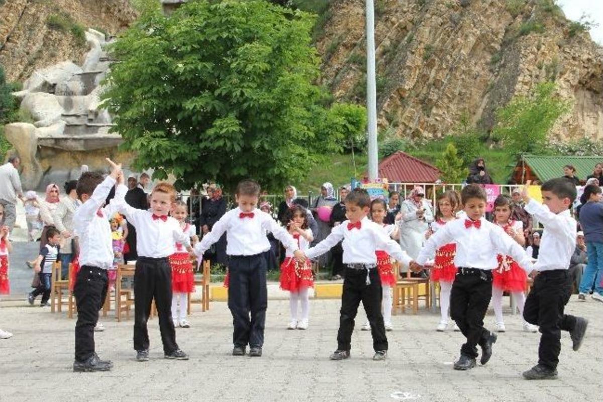 Miniklerin G&ouml;sterisi Şova D&ouml;n&uuml;şt&uuml;