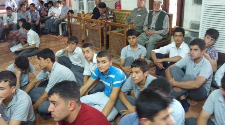 Geleceğin İmamları Hutbe Okumada Yarıştı
