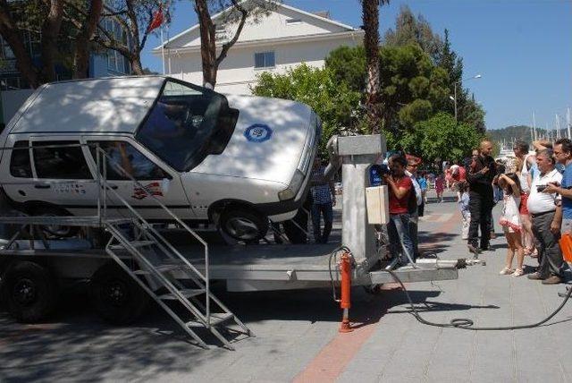 Turistler Emniyet Kemeri Sim&uuml;lat&ouml;r&uuml;n&uuml; Test Etti 1