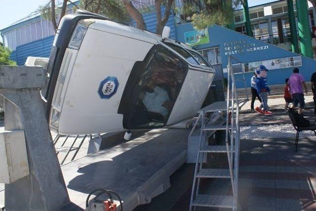 Turistler Emniyet Kemeri Sim&uuml;lat&ouml;r&uuml;n&uuml; Test Etti 3