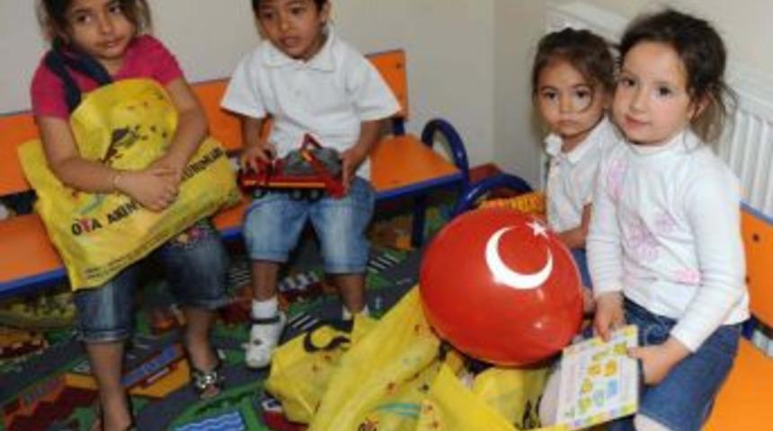 &Ccedil;ocuklar Birbirlerine Oyuncak Hediye Etti
