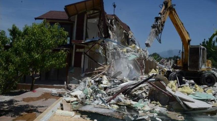 Bursa'da Ka&ccedil;ak İki L&uuml;ks Villa Yerle Bir Edildi