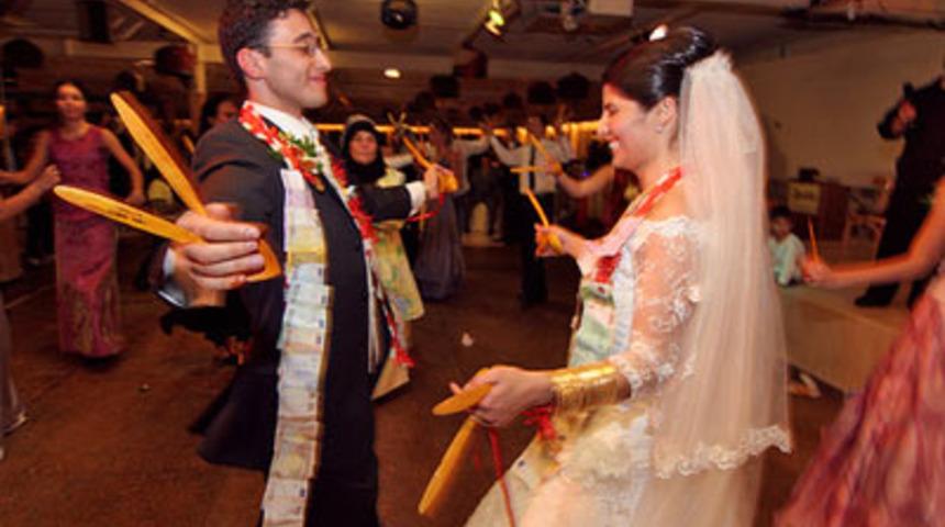 T&uuml;rkiye'de 33 &ccedil;eşit evlilik var!