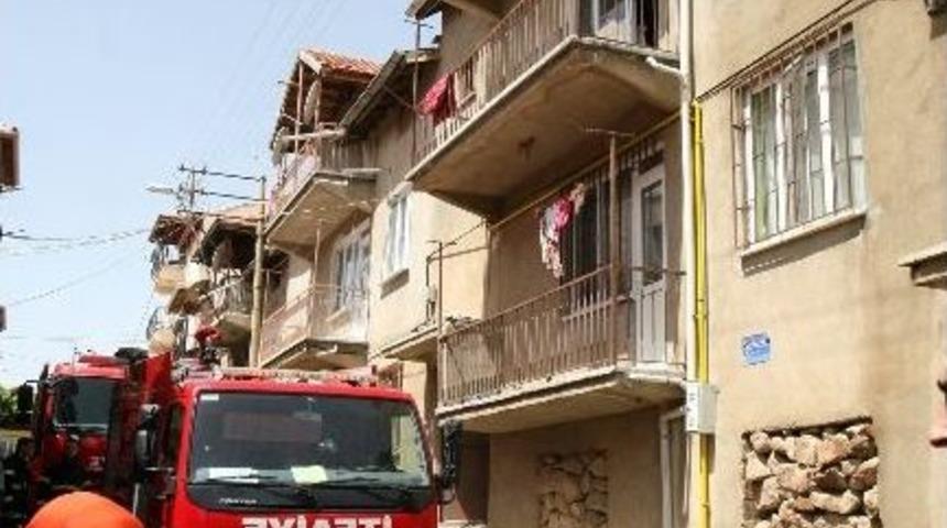 Uşak&rsquo;taki Konut Yangını Mahalle Sakinlerini Korkuttu