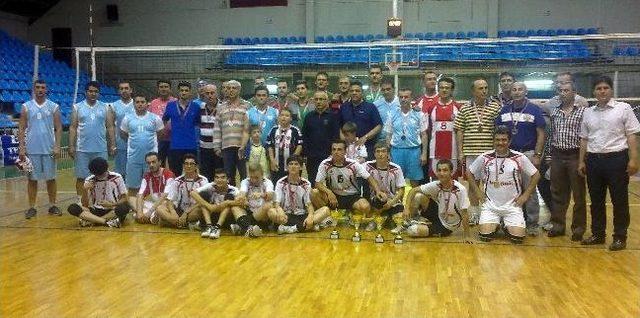 Kurumlar Arası Voleybol Turnuvası&rsquo;nın Şampiyonu S&uuml;leyman Demirel Fen Lisesi 1