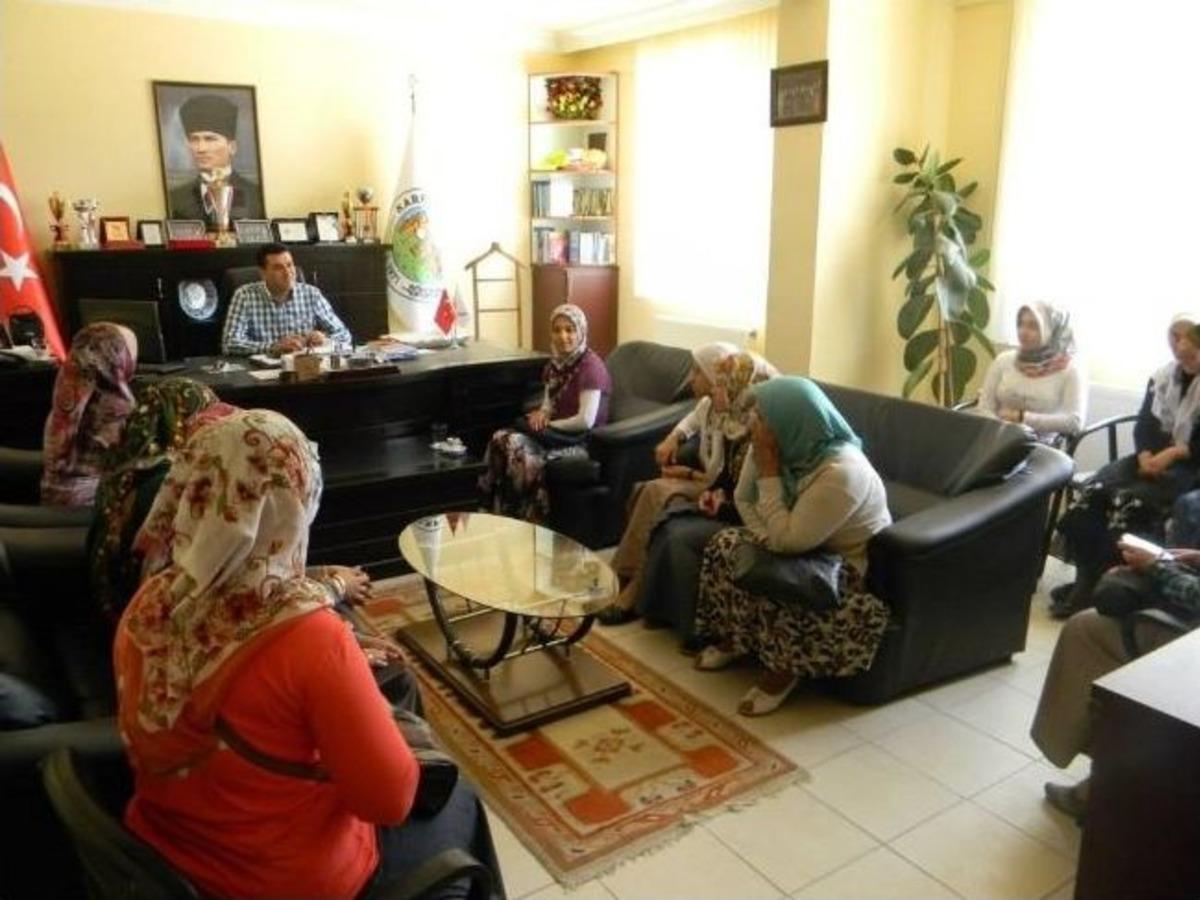 Tekeler K&ouml;y&uuml; Kadınları Başkan D&ouml;nmez&rsquo;i Makamında Ziyaret Etti
