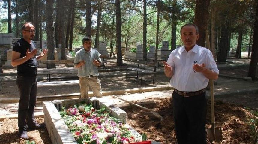 Nazmiye Demirel&rsquo;in Mezarı &Ccedil;i&ccedil;eklerle S&uuml;slendi