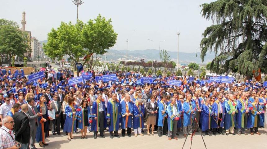 Akademisyen Ve &Ouml;ğrenciler Mezuniyeti Y&uuml;r&uuml;yerek Kutladı