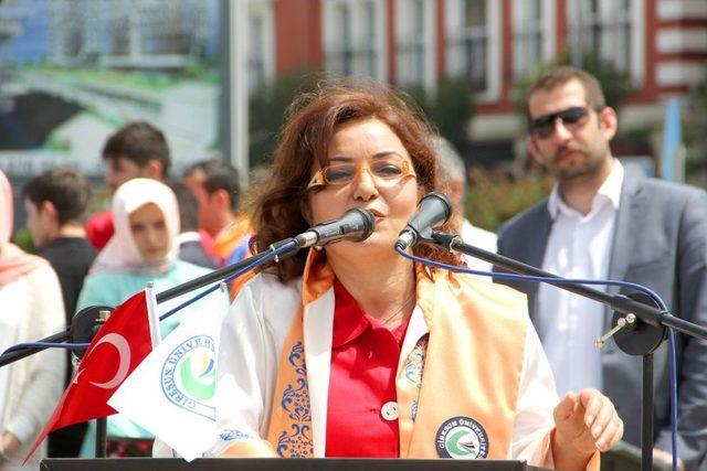 Akademisyen Ve &Ouml;ğrenciler Mezuniyeti Y&uuml;r&uuml;yerek Kutladı 1