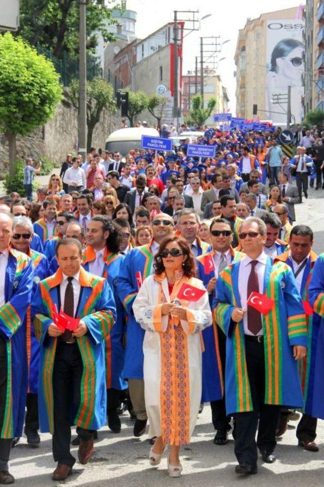 Akademisyen Ve &Ouml;ğrenciler Mezuniyeti Y&uuml;r&uuml;yerek Kutladı 2