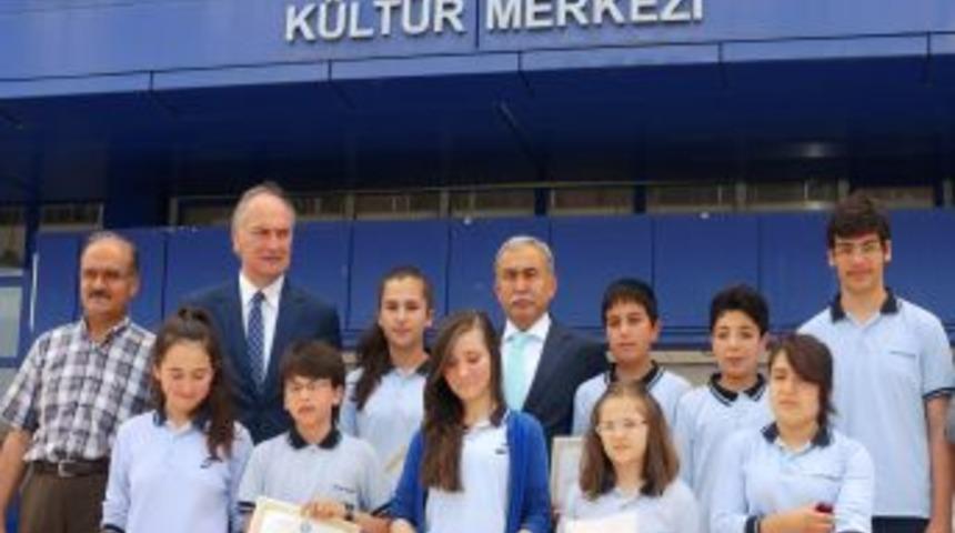 Sakarya Fatih Koleji'nin Başarılı &Ouml;ğrencilerine Altın Yağdı