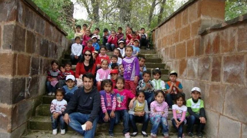 &Ouml;ğrenciler Ahlat'ta Tarihi Yerleri Gezdi