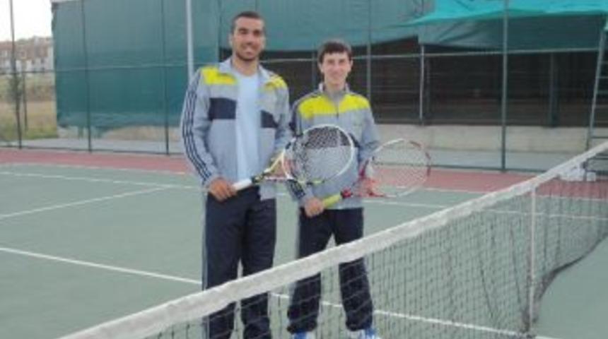 Yalova Tenis&ccedil;iler İstanbul&rsquo;dan Başarıyla D&ouml;nd&uuml;