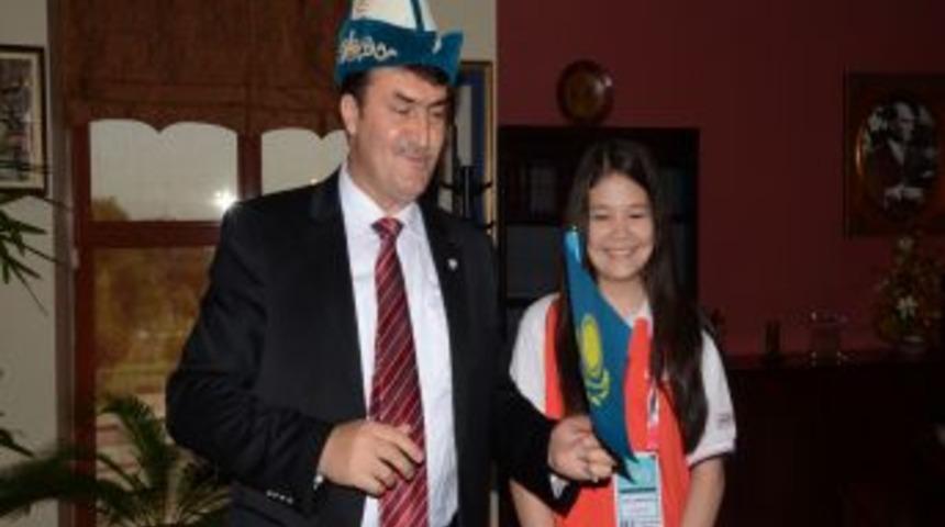 Kazak &Ouml;ğrenciden Gen&ccedil; Osman Marşı