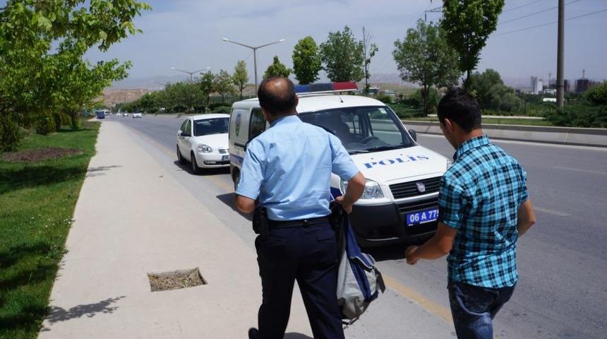 &Ccedil;antasından uzun namlulu silah &ccedil;ıktı