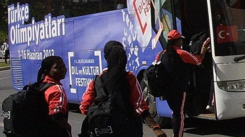 T&uuml;rk&ccedil;enin &Ccedil;ocukları Anadolu'ya G&uuml;llerle Uğurlandı