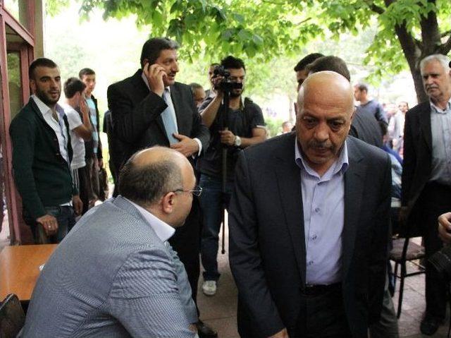 Akil İnsanları Protesto Eden Gruba Polis Müdahalesi