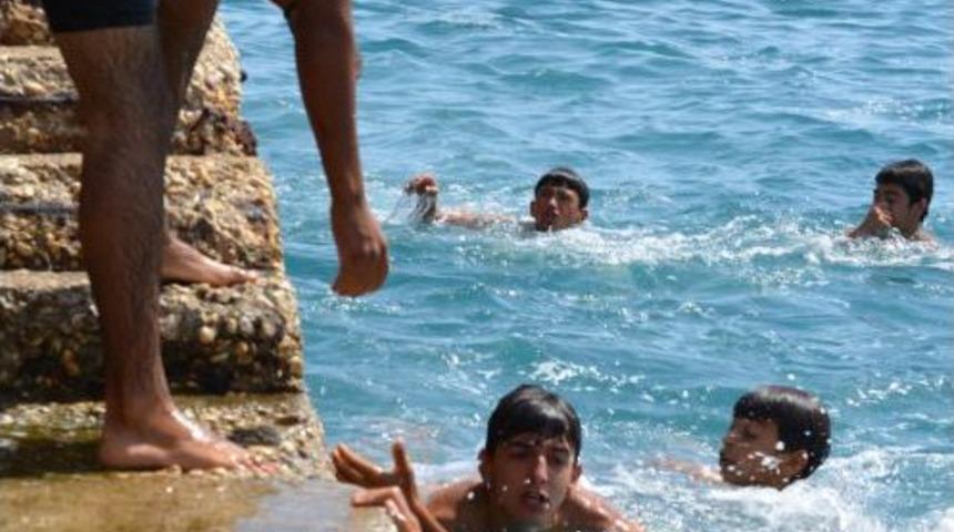 Taşucu&rsquo;nda Deniz Sezonunu &Ouml;ğrenciler A&ccedil;tı