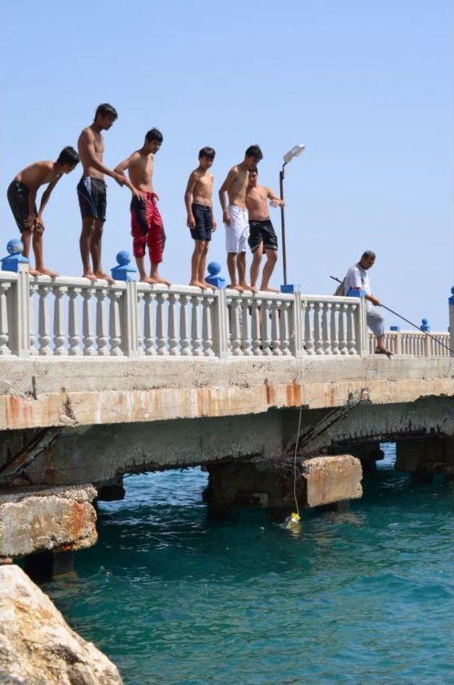 Taşucu’nda Deniz Sezonunu Öğrenciler Açtı