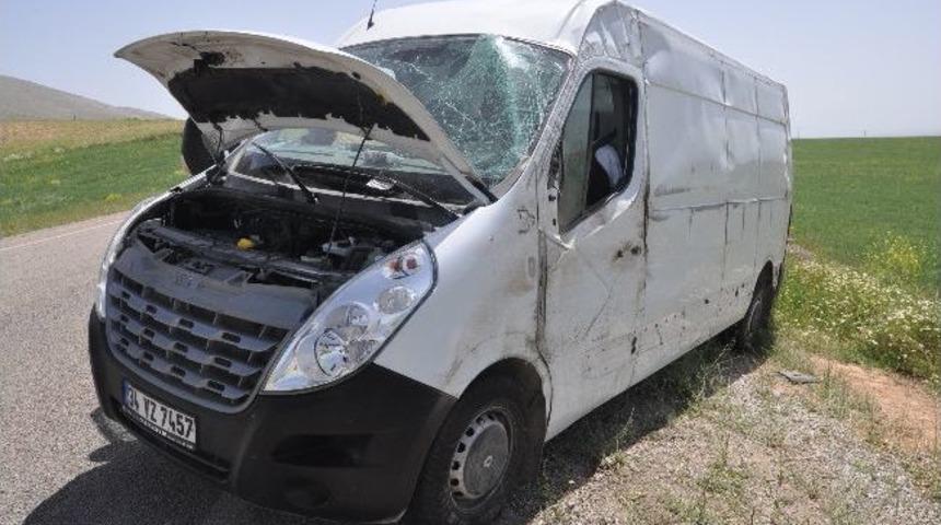 Minib&uuml;s Devrildi S&uuml;r&uuml;c&uuml;s&uuml; Yaralandı