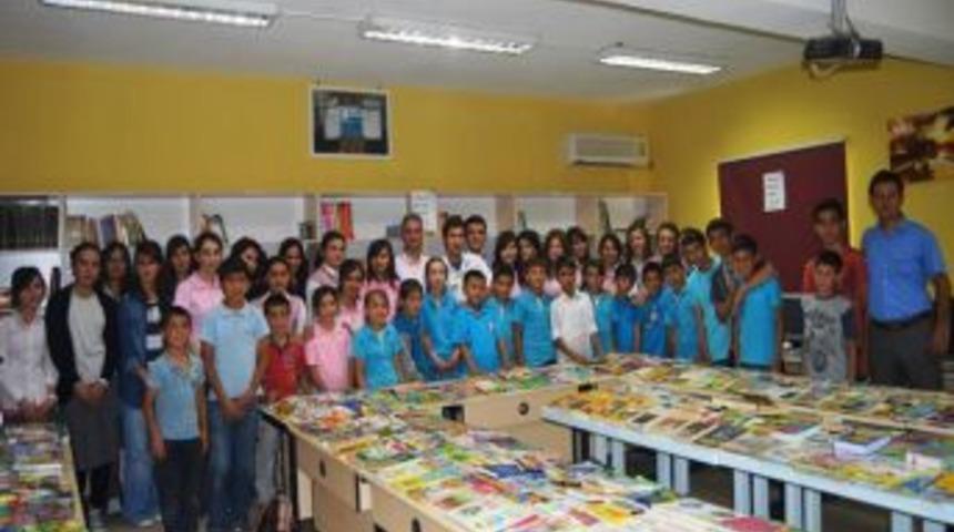 Acıpayam Anadolu Lisesi &Ouml;ğrencilerinden K&ouml;y Okuluna Kitap Bağışı