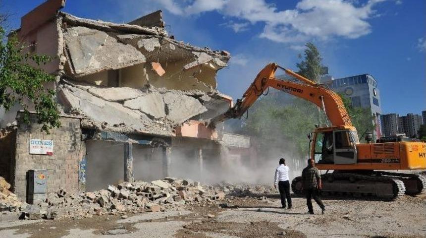 Kentsel D&ouml;n&uuml;ş&uuml;mde Yıkımlar Ve Konut Yapımları Birlikte Devam Ediyor